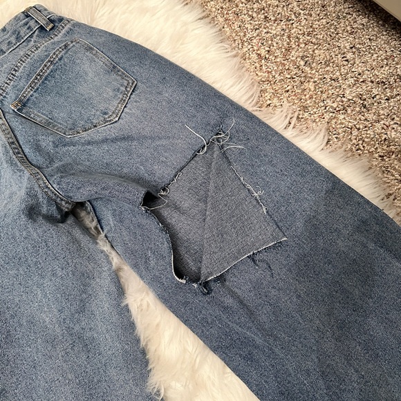PrettyLittleThing Baggy Boyfriend Rip Jeans - Picture 9 of 11